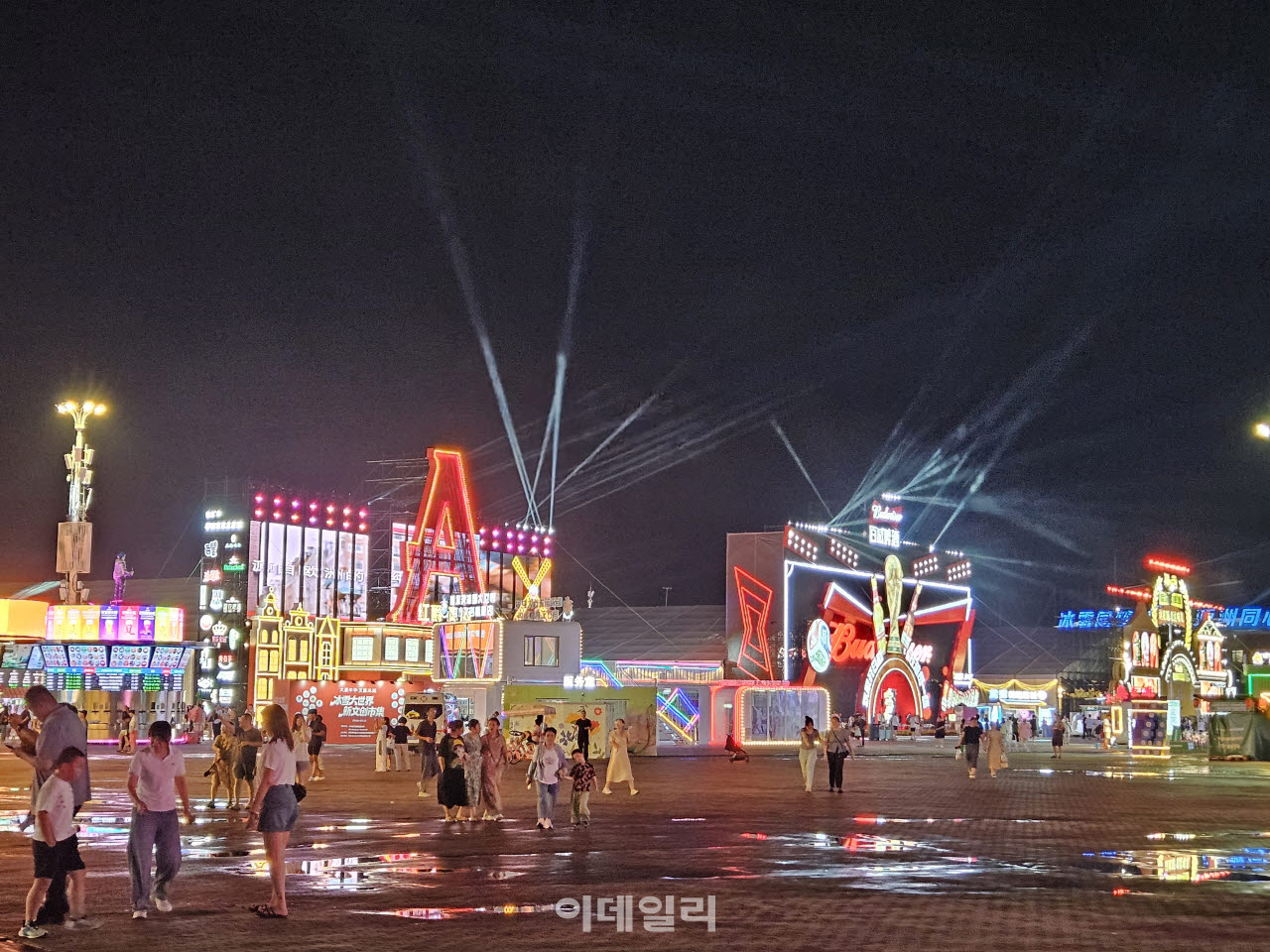 지난 20일 중국 헤이룽장성 하얼빈 빙설 테마파크에서 하얼빈 맥주 축제가 열리고 있다. (사진=이데일리 이명철 특파원)