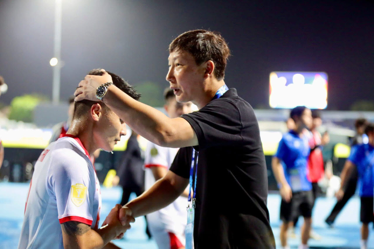 베트남 선수들을 격려하는 김상식 베트남 축구대표팀 감독. 사진=디제이매니지먼트