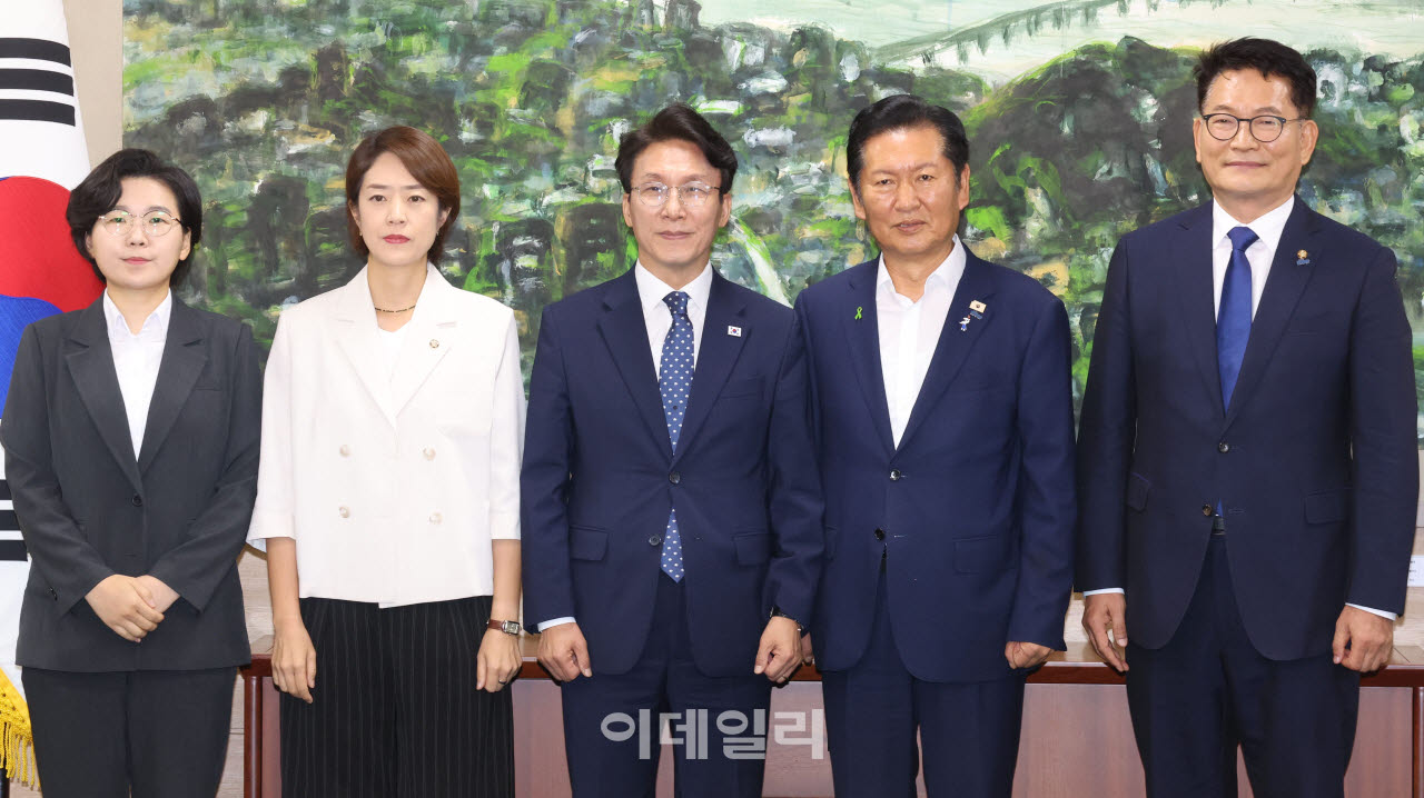 김보미, 고민정, 김민석, 정청래, 송영길 더불어민주당 당대표 후보들이 21일 서울 중구 서울시의회에서 열린 더불어민주당 당대표 후보자 초청 간담회에서 기념촬영을 하고 있다. (사진=이영훈 기자)
