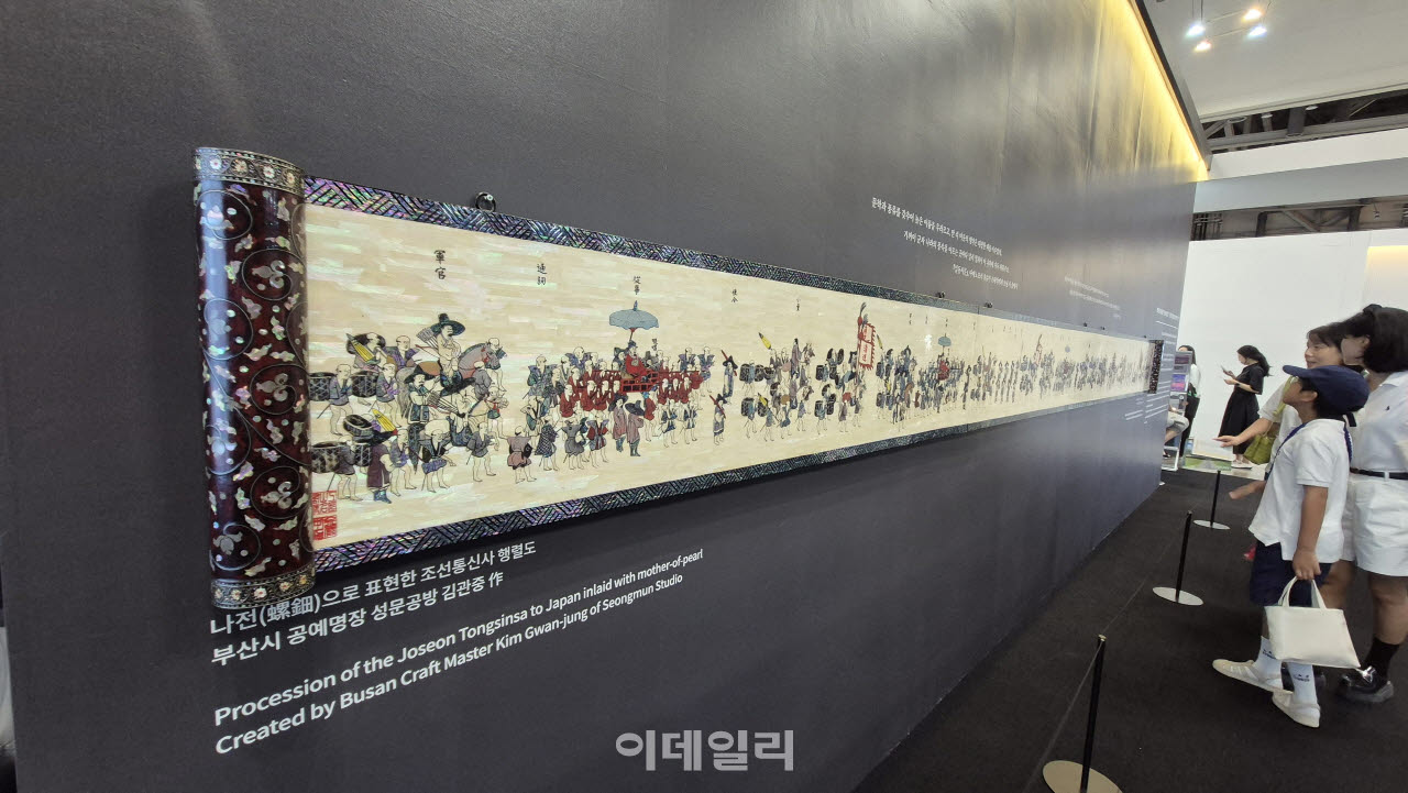 24일 부산 벡스코 내 대한민국관. ‘피란수도 부산유산’ 전시를 관람하는 시민들. (사진=손의연 기자)