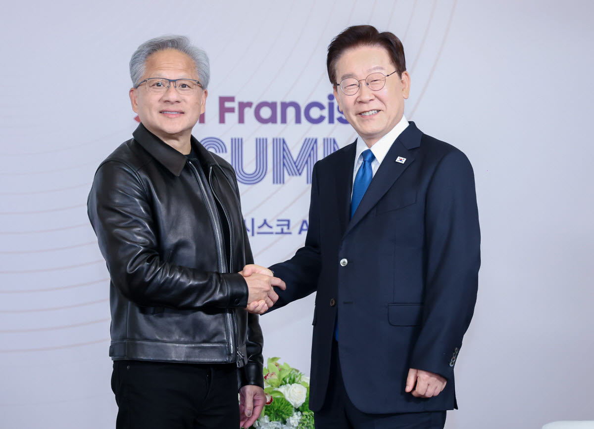 이재명 대통령이 24일(현지시간) 미국 샌프란시스코에서 젠슨 황 엔비디아 최고경영자(CEO)와 면담에 앞서 기념촬영을 하고 있다. (사진=연합뉴스)