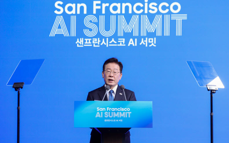 이재명 대통령이 24일(현지시간) 미국 샌프란시스코 더 미드웨이에서 열린 ‘샌프란시스코 AI 서밋’에서 ‘샌프란 AI 선언’을 발표하고 있다. (사진=연합뉴스)