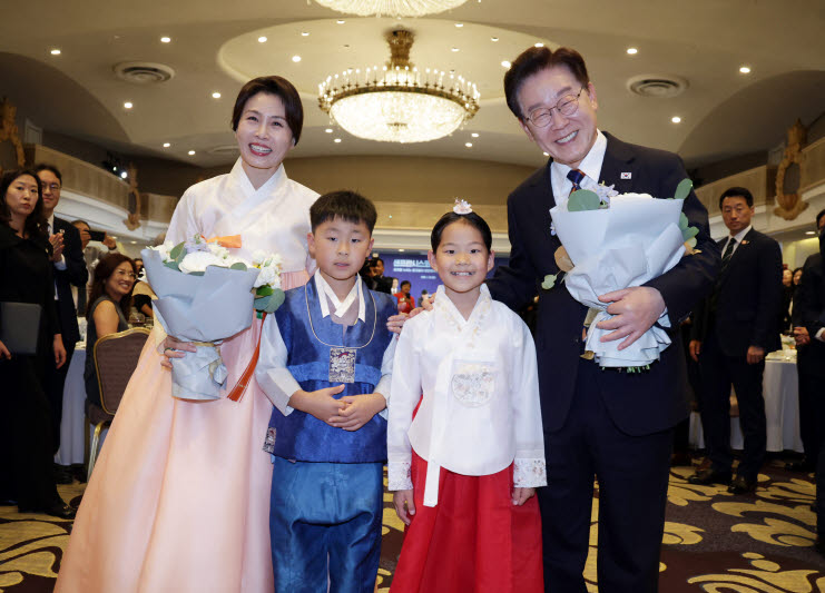 이재명 대통령과 김혜경 여사가 25일(현지시간) 샌프란시스코 한 호텔에서 열린 동포 오찬간담회에서 화동과 기념촬영을 하고 있다. (사진=연합뉴스)