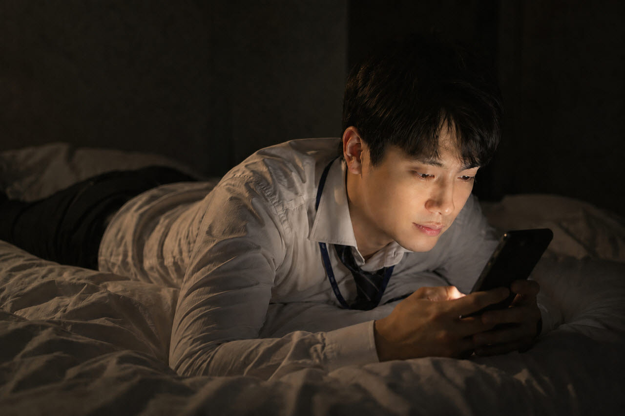 어두운 환경에서 장시간 스마트기기를 사용하거나 엎드린 자세를 유지하는 습관은 안압 상승에 영향을 줄 수 있어 주의가 필요하다. 출처 AI 생성 이미지
