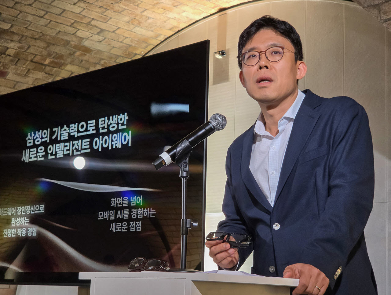 최재인 삼성전자 MX사업부 XR 개발팀장 부사장이 23일(현지시간) 영국 런던에서 인텔리전트 아이웨어에 대해 브리핑하고 있다. (사진=삼성전자)