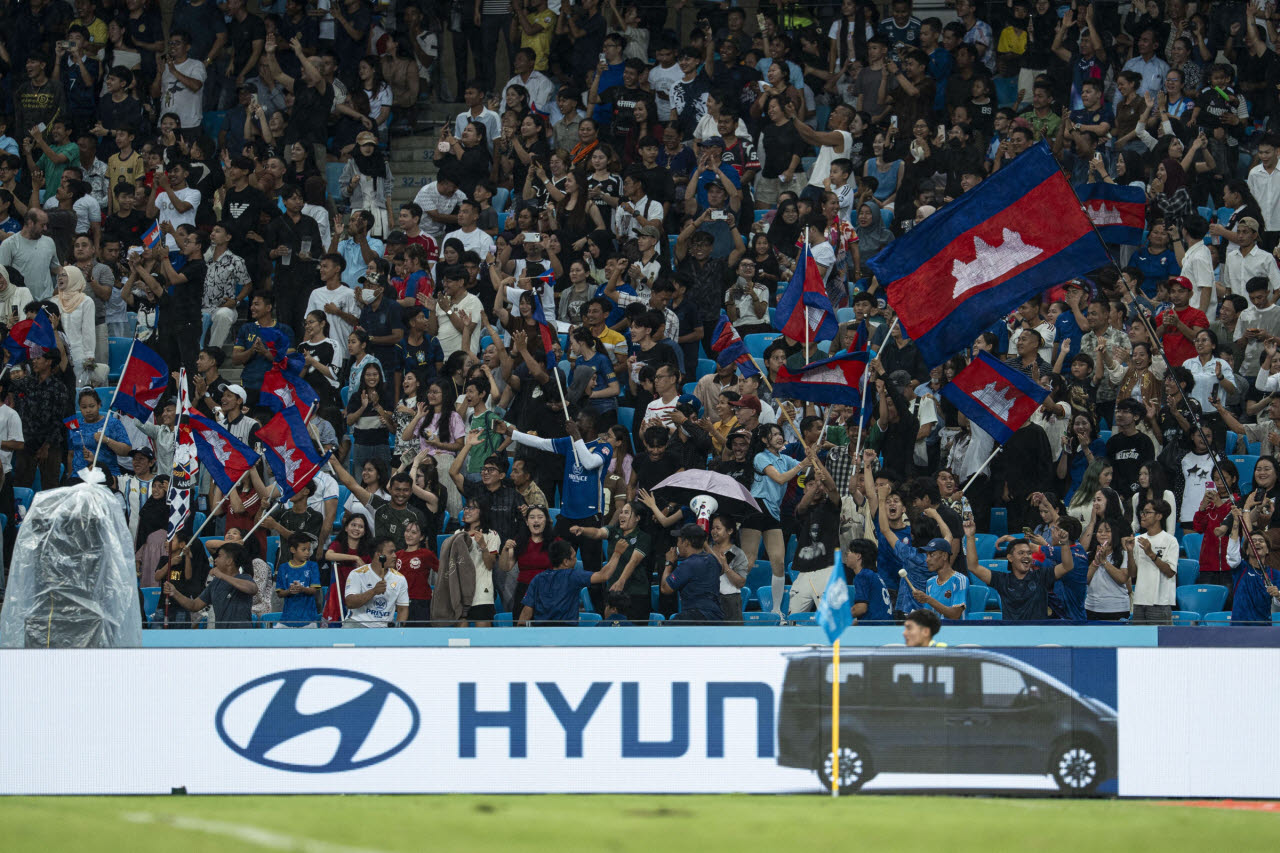 개막전 경기 중인 캄보디아와 싱가포르 선수들 (사진=현대차)