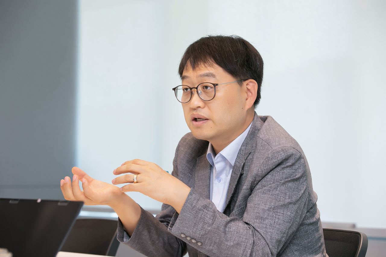KT 개인정보보호그룹장 김창오 CPO(개인정보보호최고책임자)가 인터뷰를 하고 있다(사진=KT)