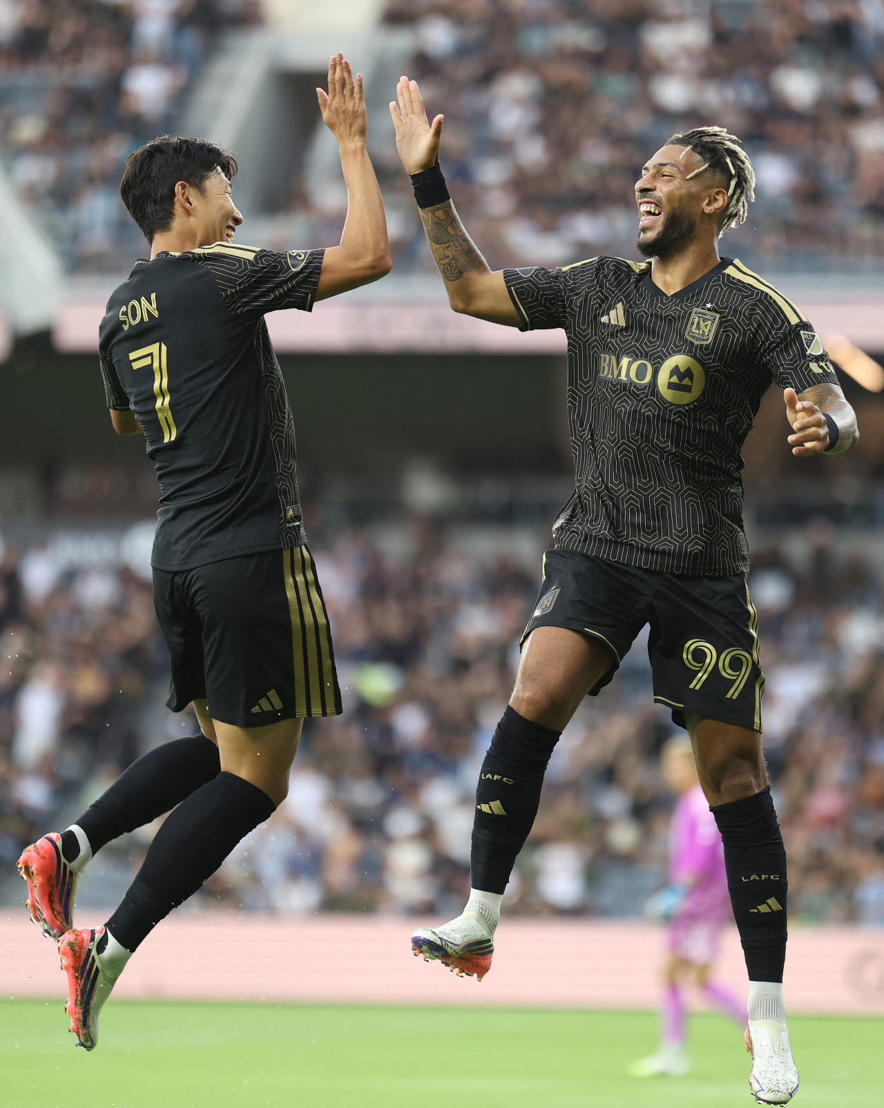 손흥민과 드니 부앙가(이상 LAFC). 사진=AFPBB NEWS