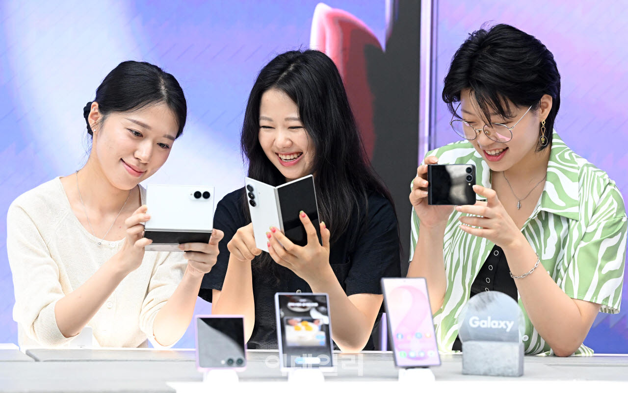 [이데일리 이영훈 기자] 갤럭시 폴드8 시리즈 개봉일인 23일 오전 서울 중구 광화문 kt west 사옥에서 모델들이 Z플립8, Z폴드8, Z폴드8 울트라를 들고 기념촬영하고 있다.