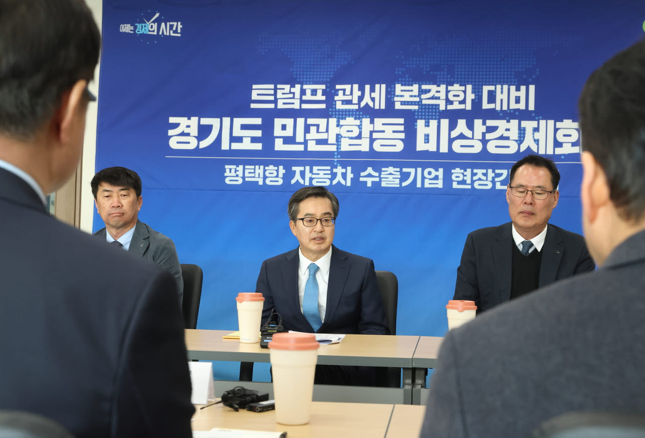 2025년 3월 미국의 관세 압박에 대응하기 위해 평택항을 찾은 김동연 당시 경기도지사가 자동차 수출입기업과 간담회를 갖고 있다.(사진=경기도)