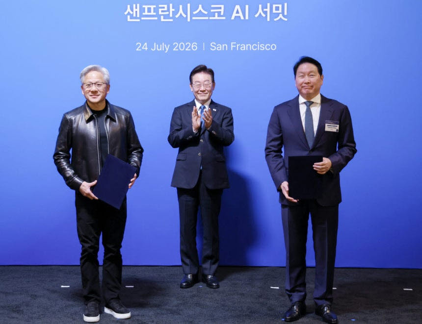 최태원 SK그룹 회장과 젠슨 황 엔비디아 최고경영자가 24일(현지시간) 이재명 대통령이 찹석한 가운데 미국 샌프란시스코 더 미드웨이에서 열린 AI 서밋에서 MOU를 체결한 뒤 기념촬영을 하고 있다. (사진=연합뉴스)