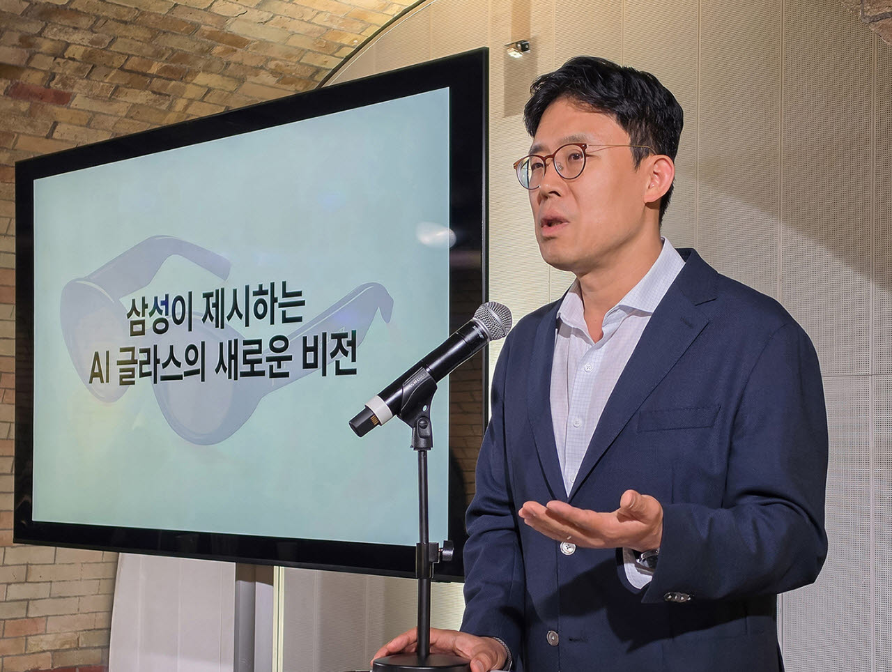 최재인 삼성전자 MX사업부 XR 개발팀장 부사장이 23일(현지시간) 영국 런던에서 인텔리전트 아이웨어에 대해 브리핑하고 있다. (사진=삼성전자)