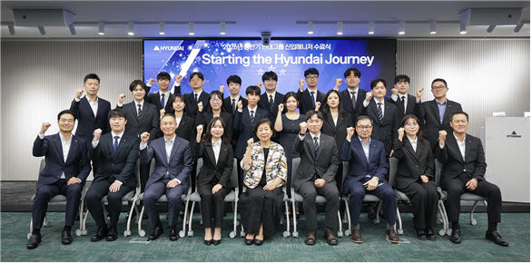 현정은 현대그룹 회장이 24일 연지동 현대그룹빌딩에서 열린 신입사원 교육수료식에 참석해 동료 간 신뢰와 소통을 강조하며 신입 매니저들을 격려했다.(사진=현대그룹 제공)
