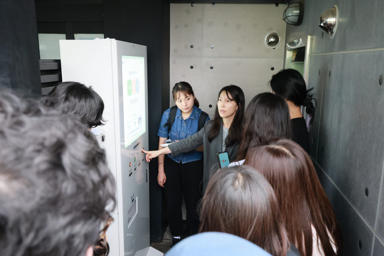 지난 23일 광명동굴 인근 공중화장실에 있는 생리대 자동지급기를 취재진이 돌아보고 있다. (사진=성평등가족부)