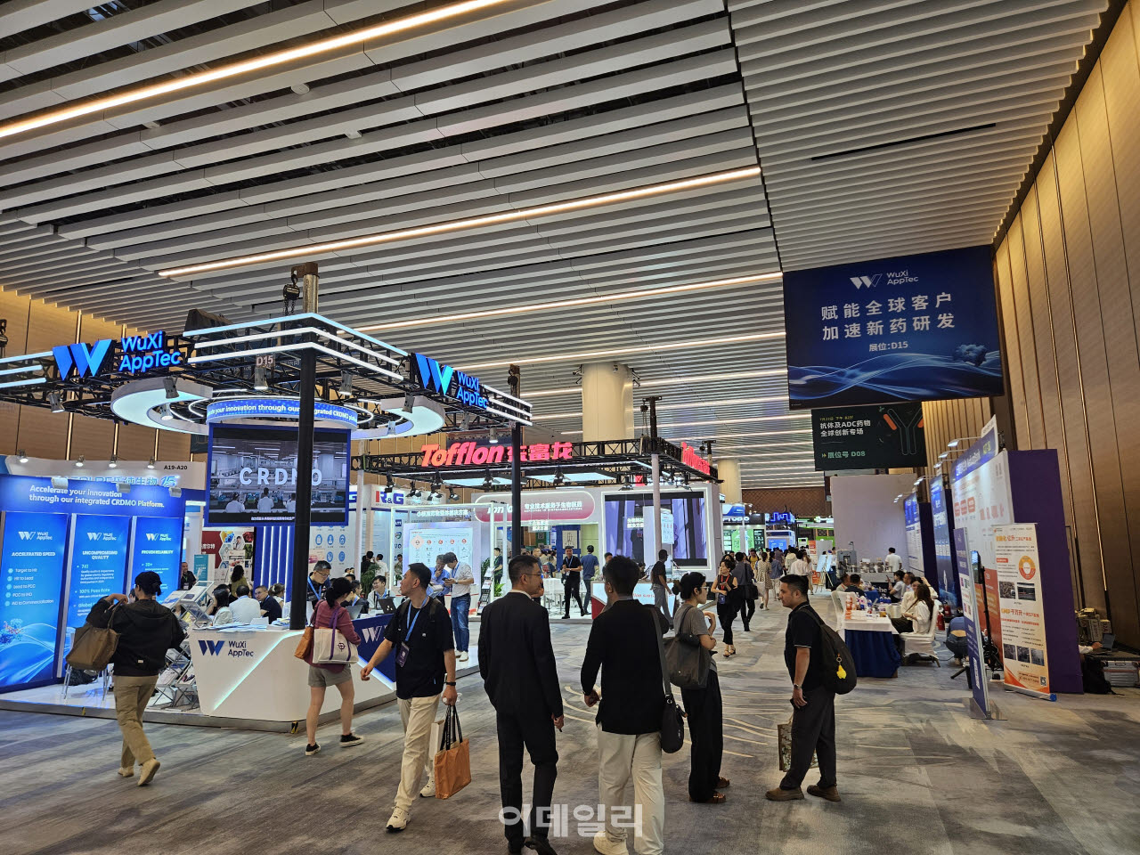 지난 22일 개막한 중국 상하이 중국제약혁신콘퍼런스(CPIC) 전시관에서 관람객들이 우시앱텍 부스 앞을 지나가고 있다. (사진=이데일리 이명철 특파원)