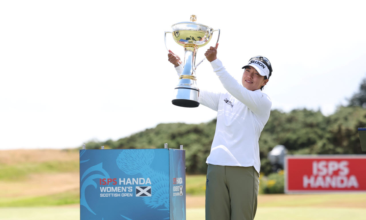 신지은이 우승트로피를 들어 올리고 있다. (사진=LPGA)