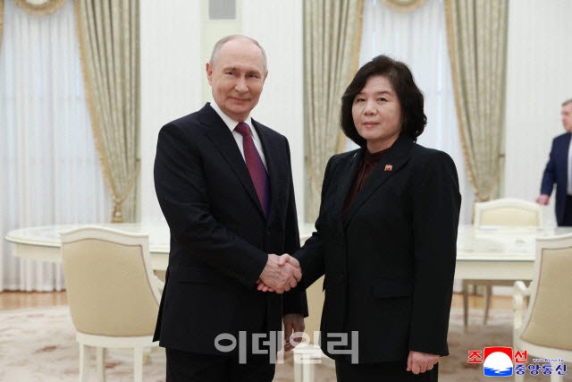 최선희 북한 외무상(오른쪽)이 지난 19일 모스크바 크렘린궁에서 블라디미르 푸틴 러시아 대통령을 만났다고 조선중앙통신이 21일 보도했다.[조선중앙통신=연합뉴스 제공]