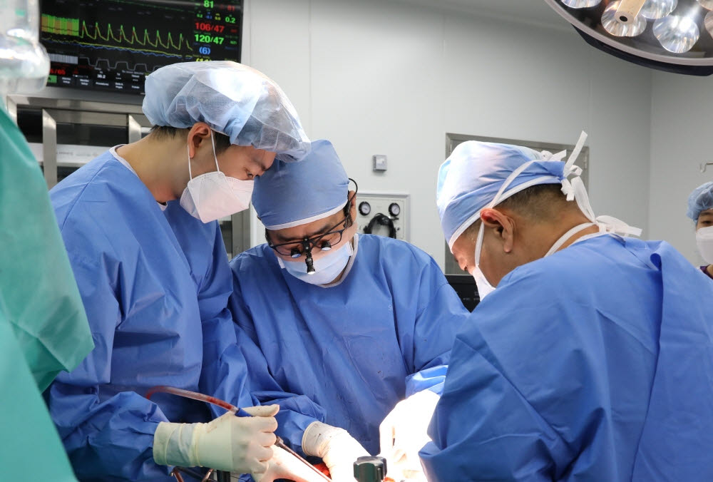 순천향대천안병원이 최근 길이 약 6cm에 불과한 극소아의 공여 신장을 말기신부전 환자에게 성공적으로 이식하며 고난도 장기이식 역량을 입증했다. 순천향대천안병원 장기이식팀 수술 모습.