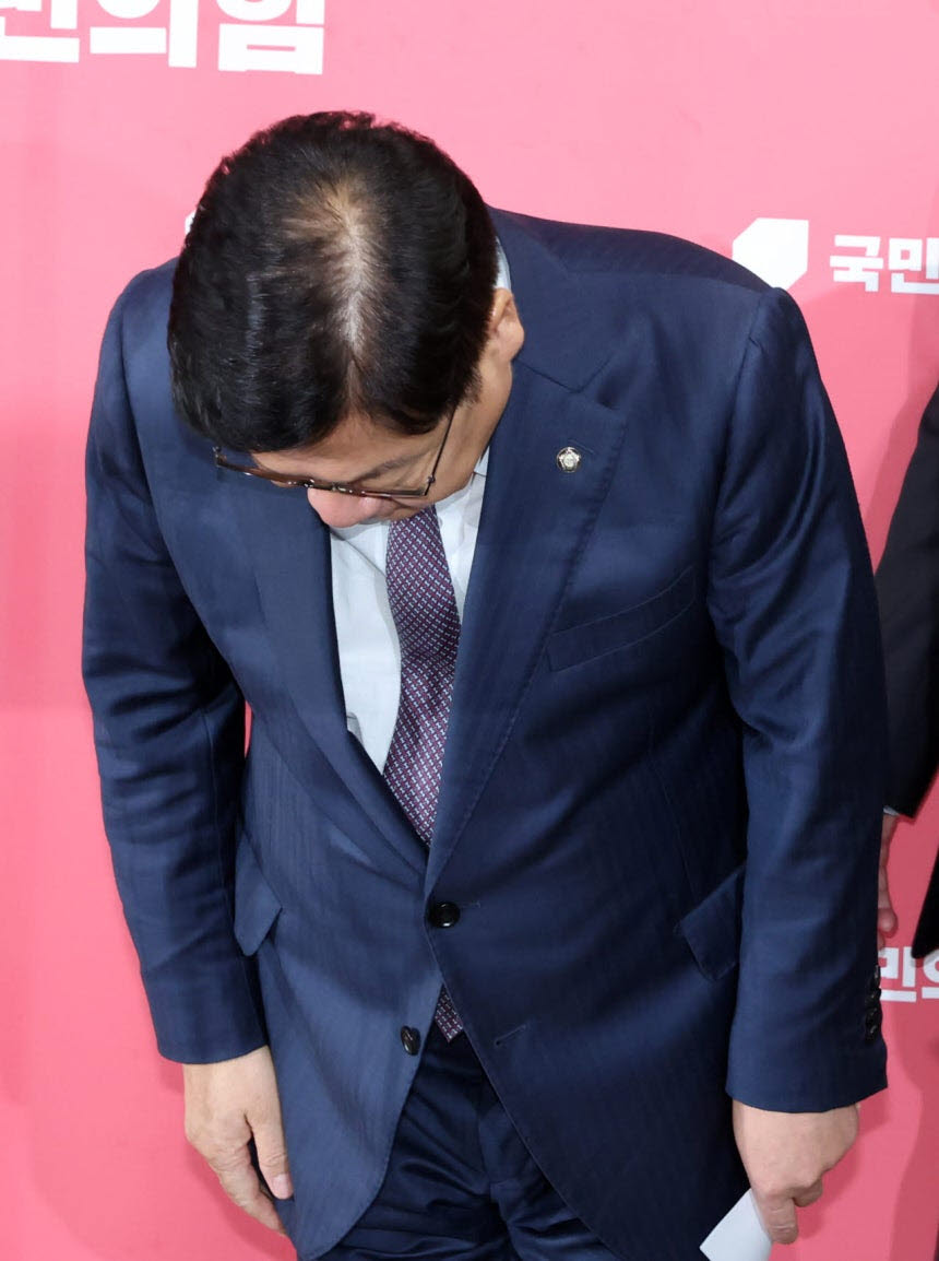 [이데일리 방인권 기자] 정점식 국민의힘 원내대표가 27일 오전 서울 여의도 국회에서 권영진 의원의 ‘멱살 소동’ 관련 브리핑을 하고 있다.