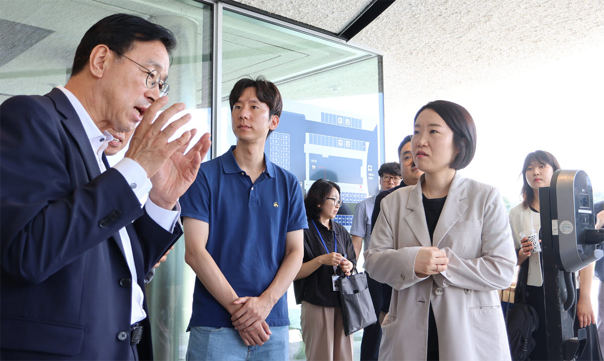 지난 24일 제주 쏘카터미널을 방문한 위성곤(왼쪽) 제주특별자치도지사와 이소영(오른쪽) 국회의원이 박재욱 쏘카·에이펙스 모빌리티 대표이사와 함께 현장을 둘러보고 있다.(사진=쏘카)