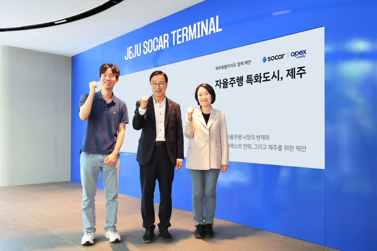 지난 24일 제주 쏘카터미널을 방문한 위성곤(가운데) 제주특별자치도지사와 이소영(오른쪽) 국회의원이 박재욱 쏘카·에이펙스 모빌리티 대표이사와 함께 기념 촬영을 하고 있다.(사진=쏘카)