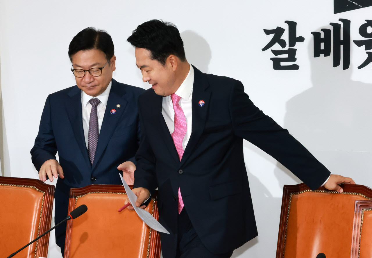 [이데일리 방인권 기자] 장동혁 국민의힘 대표와  정점식 원내대표가 27일 서울 여의도 국회에서 열린 최고위원회의에 참석하고 있다.