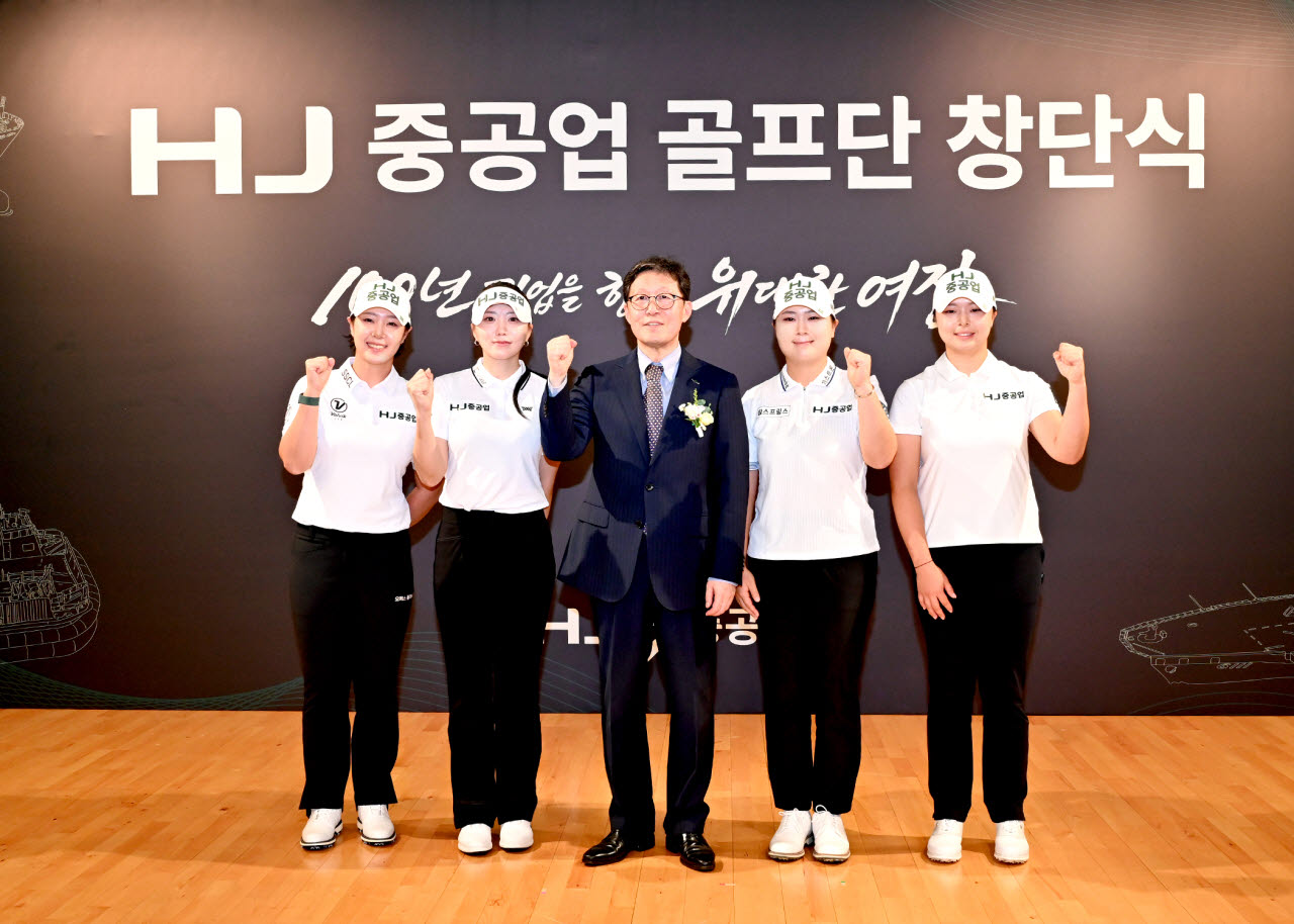 HJ중공업은 지난 24일 서울 남영동 사옥에서 KLPGA 선수들로 구성된 ‘HJ중공업 골프단’ 창단식을 개최했다. 창단식에서 (좌측부터)박지영 선수, 조아연 선수, HJ중공업 송경한 대표, 홍정민 선수, 김민서 선수가 기념촬영을 하고 있다.(사진=HJ중공업 제공)