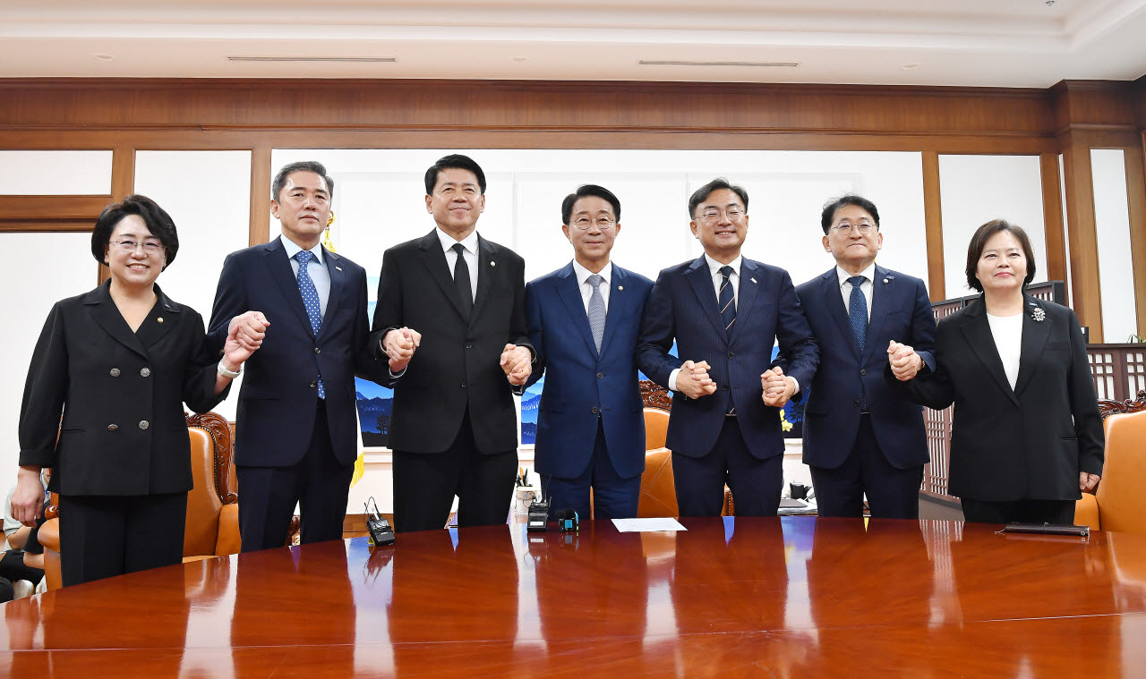 [이데일리 방인권 기자] 신장식 조국혁신당 대표와 김준형 원내대표 등 신임 지도부가 27일 서울 여의도 국회에서 조정식 국회의장을 만나기 위해 의장실로 향하고 있다.