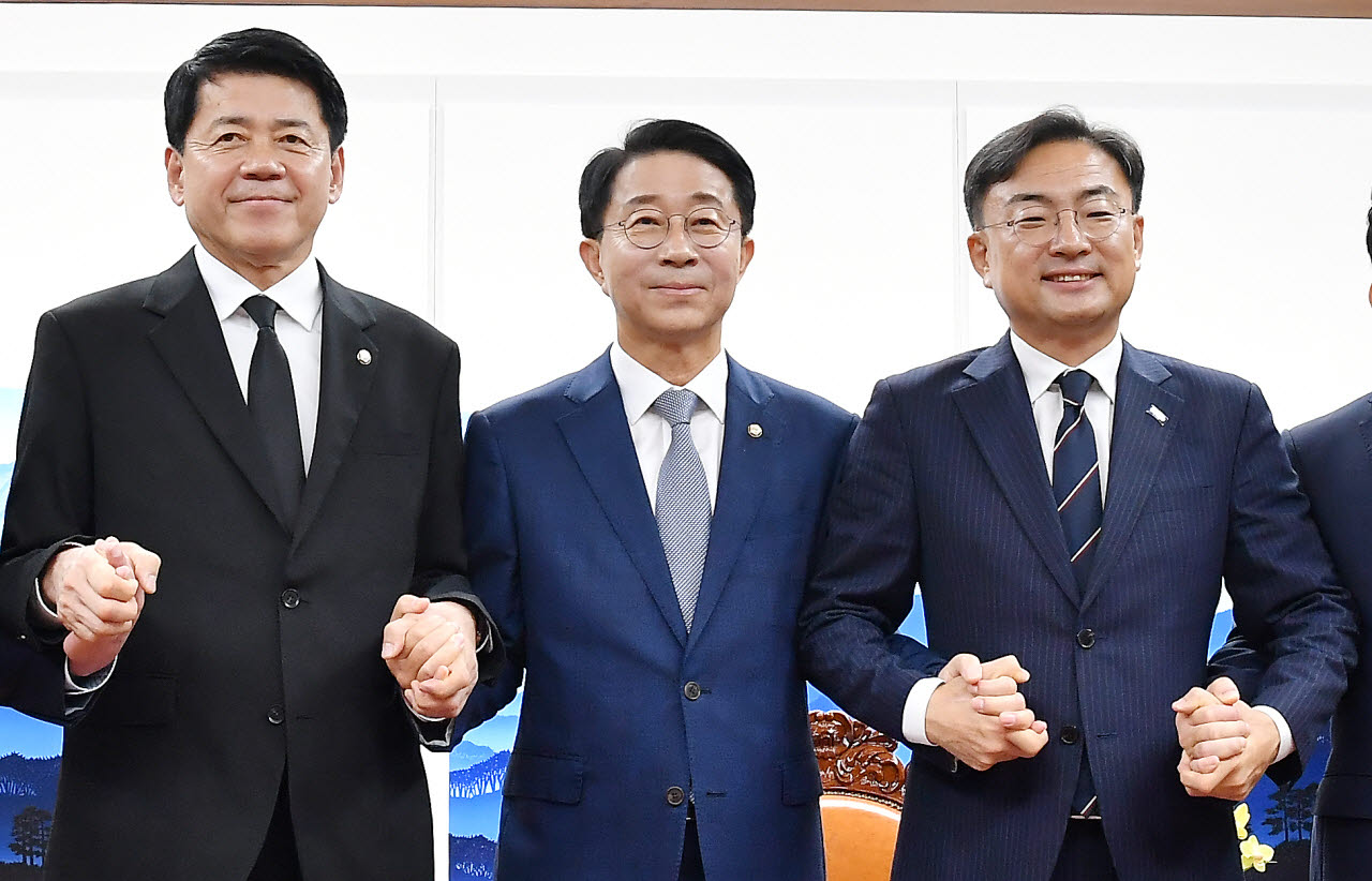 [이데일리 방인권 기자] 신장식 조국혁신당 대표와 김준형 원내대표 등 신임 지도부가 27일 서울 여의도 국회에서 조정식 국회의장을 만나기 위해 의장실로 향하고 있다.