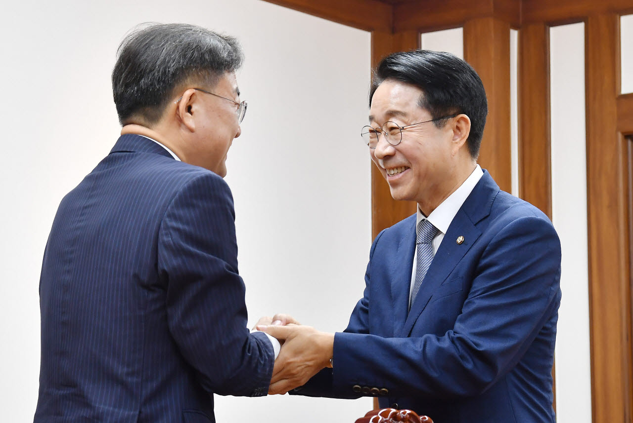[이데일리 방인권 기자] 조정식 국회의장(오른쪽)과 신장식 조국혁신당 대표가 27일 서울 여의도 국회의장실에서 인사를 나누고 있다.