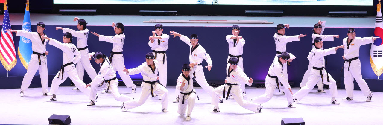 [이데일리 이영훈 기자]  육군태권도시범대가 27일 서울 영등포구 여의도 KBS홀에서 열린 2026년 유엔군 참전의 날 기념식에 참석해 공연을 선보이고 있다.