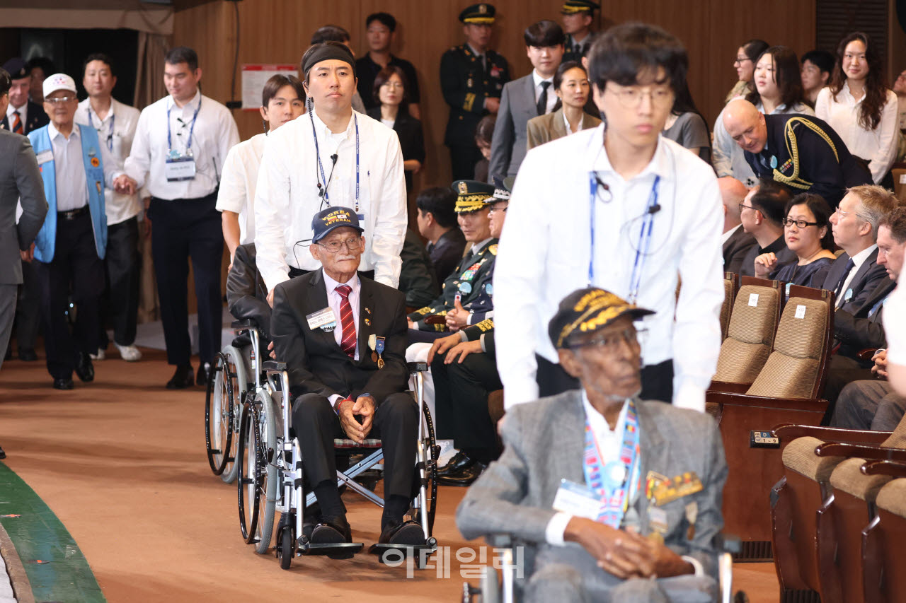 [포토]입장하는 6·25 참전 용사