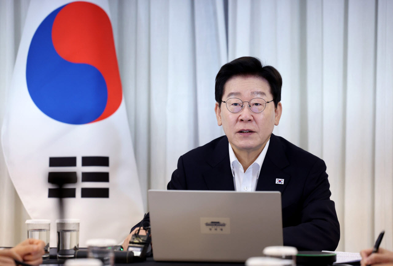 브라질을 순방 중인 이재명 대통령이 26일(현지 시간) 브라질 브라질리아의 한 호텔에서 열린 대통령수석보좌관회의에서 발언을 하고 있다.(사진=연합뉴스)