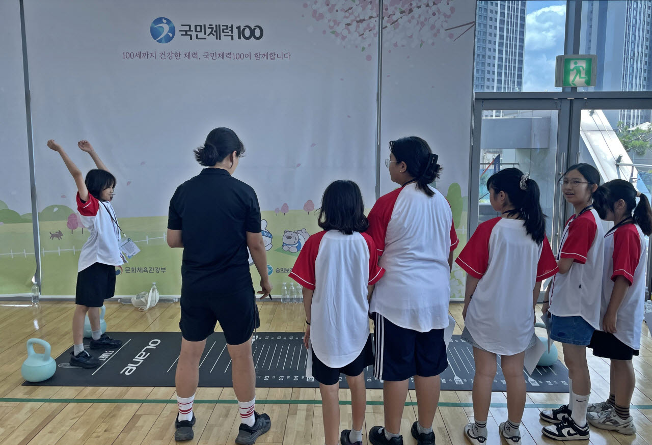 ‘2026 스포츠드림데이’ 2차 활동에 참여한 인천 지역아동센터 아동·청소년들이 미추홀구체력인증센터에서 ‘국민체력100’ 연계 체력 측정 프로그램에 참여하고 있다.
