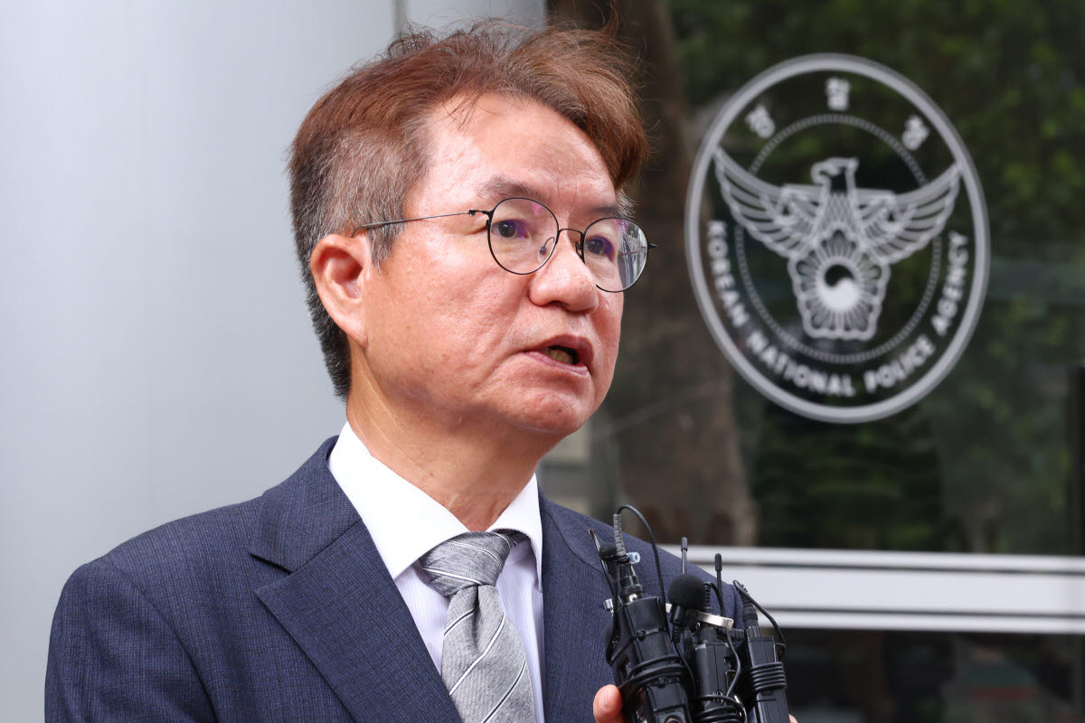 경찰 수사 신뢰 제고를 위한 쇄신 태스크포스(TF) 위원장을 맡은 김남준 변호사가 27일 서울 서대문구 경찰청 국가수사본부에서 열린 경찰 수사 쇄신TF 출범 첫 회의를 마친 뒤 경찰청을 나서며 취재진의 질문에 답하고 있다.(사진= 연합뉴스)