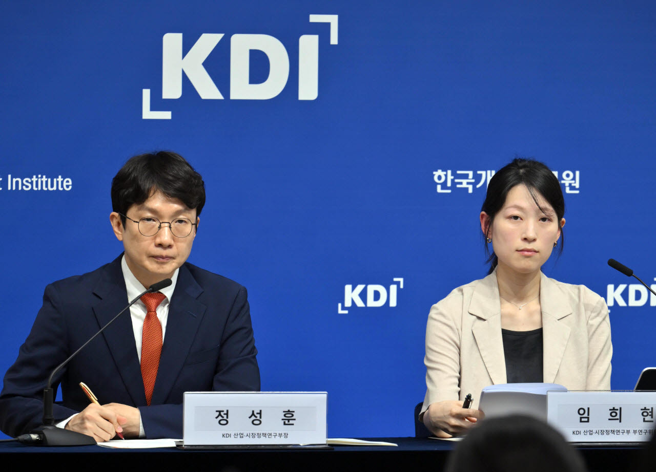 정성훈 KDI 산업·시장정책연구부장(왼쪽)과 임희현 KDI 연구위원이 27일 정부세종청사에서 '재생에너지의 효과적 보급 확대를 위한 정책과제'라는 제하의 KDI FOCUS 보고서를 발표하고 있다.(사진=KDI)