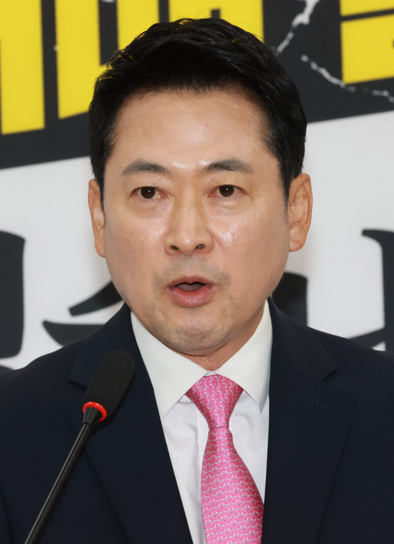 [이데일리 방인권 기자] 투표지 부족 사태와 관련해 중앙선관위에서 열릴 선거 소청 출석을 앞둔 장동혁 국민의힘 대표가 27일 서울 여의도 국회에서 기자회견을 하고 있다.장 대표는 오늘 중앙선관위에서 열릴 선거 소청 장면을 모두 공개해 줄 것을 선관위에 요청 했지만, 불허 결정이 내려진 뒤 회견을 열어 소청에서 다룰 내용을 설명했다.