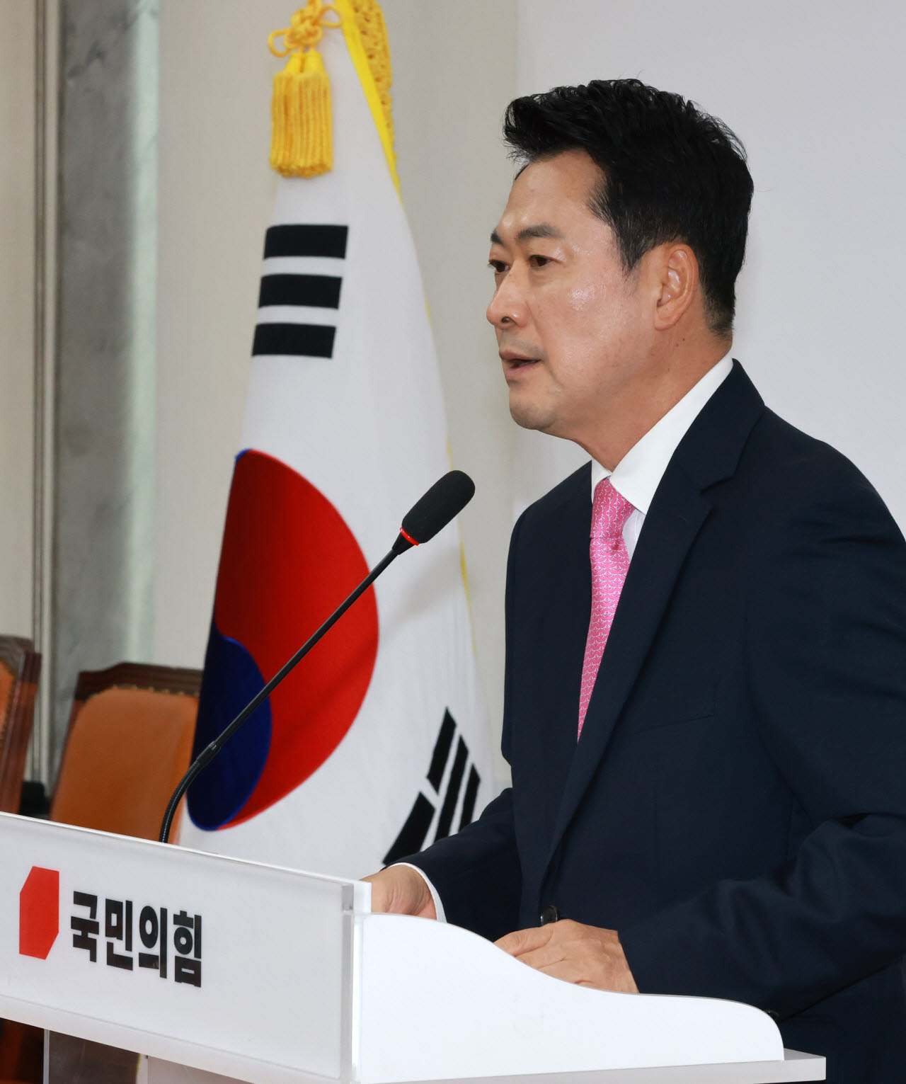 [이데일리 방인권 기자] 투표지 부족 사태와 관련해 중앙선관위에서 열릴 선거 소청 출석을 앞둔 장동혁 국민의힘 대표가 27일 서울 여의도 국회에서 기자회견을 하고 있다.장 대표는 오늘 중앙선관위에서 열릴 선거 소청 장면을 모두 공개해 줄 것을 선관위에 요청 했지만, 불허 결정이 내려진 뒤 회견을 열어 소청에서 다룰 내용을 설명했다.