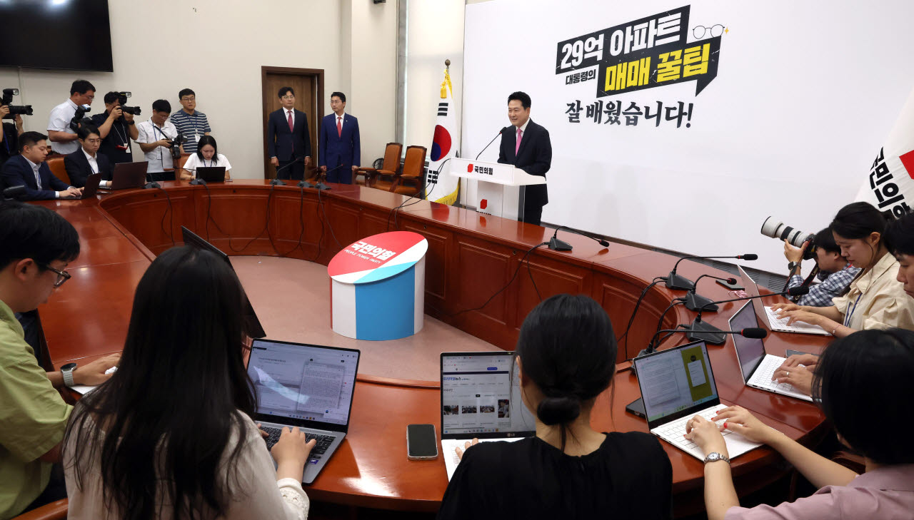 [이데일리 방인권 기자] 투표지 부족 사태와 관련해 중앙선관위에서 열릴 선거 소청 출석을 앞둔 장동혁 국민의힘 대표가 27일 서울 여의도 국회에서 기자회견을 하고 있다.장 대표는 오늘 중앙선관위에서 열릴 선거 소청 장면을 모두 공개해 줄 것을 선관위에 요청 했지만, 불허 결정이 내려진 뒤 회견을 열어 소청에서 다룰 내용을 설명했다.