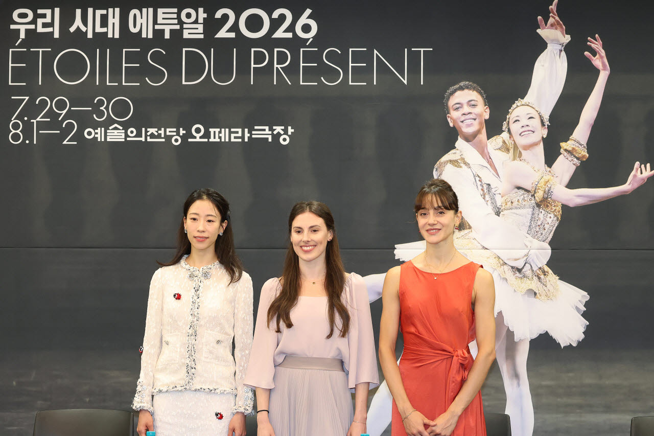 27일 서울 서초구 예술의전당에서 열린 국제 발레 갈라 '우리 시대 에투알 2026' 기자간담회에서 참석자들이 기념촬영을 하고 있다. 왼쪽부터 박세은 파리 오페라 발레 수석무용수, 타일러 펙 뉴욕 시티 발레 수석 무용수, 니콜레타 마니 라 스칼라 발레 수석무용수. (사진=연합뉴스)