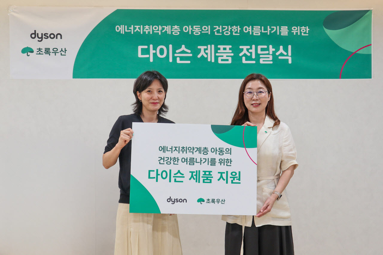 (왼쪽부터) 김문주 다이슨코리아 대표, 신정원 초록우산 사회공헌협력본부장. (사진=다이슨코리아)