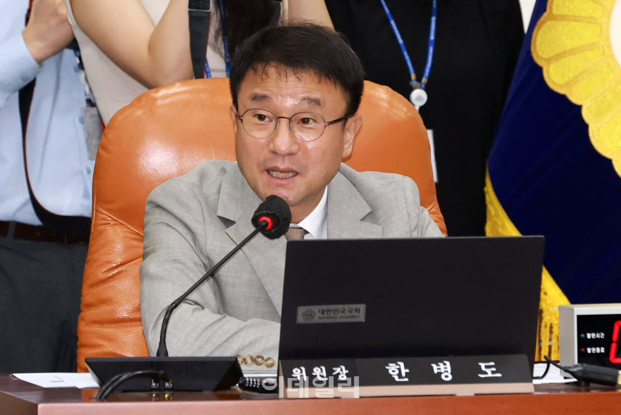 국회 운영위원장인 한병도 더불어민주당 당대표 직무대행 겸 원내대표가 27일 서울 여의도 국회에서 열린 국회 운영위원회 전체회의를 진행하고 있다. (사진=방인권 기자)