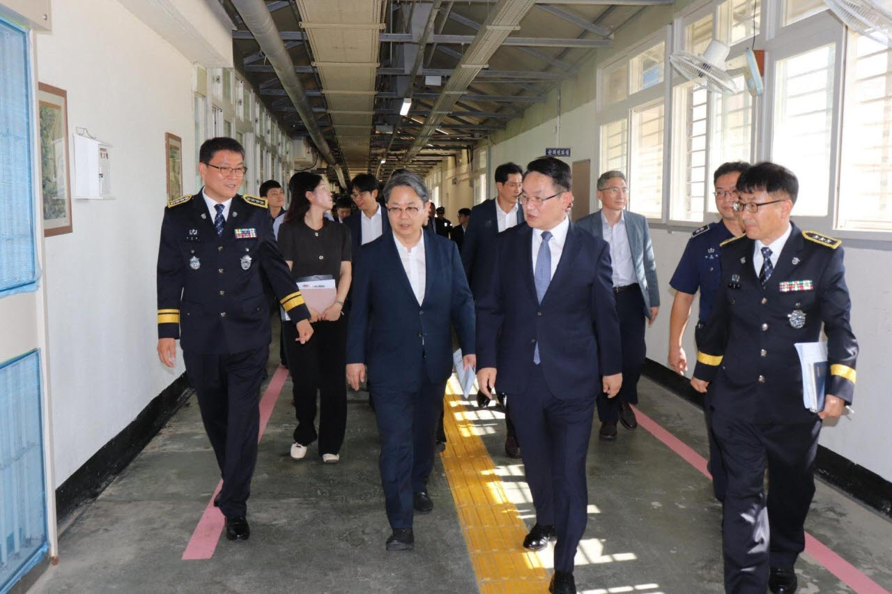 청주교도소에 찾은 김성훈 인사혁신처 차장.(사진=법무부)