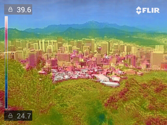 전국 대부분의 지역에 폭염특보가 내려진 13일 남산에서 내려다본 서울 도심을 열화상 카메라로 촬영해 실물사진과 레이어 합성했다. 남산 숲의 나무는 상대적으로 온도가 낮아 초록색으로 나타난 반면 도심의 건물들은 온도가 높아 붉은색으로 나타났다. (사진=뉴스1)