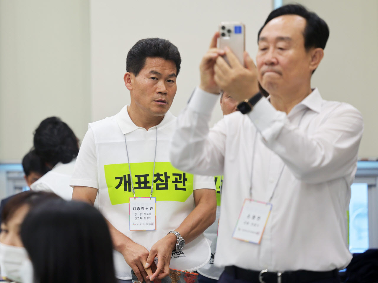 재검표 현장 찾은 천영기 전 시장·전한길 (사진=연합뉴스)