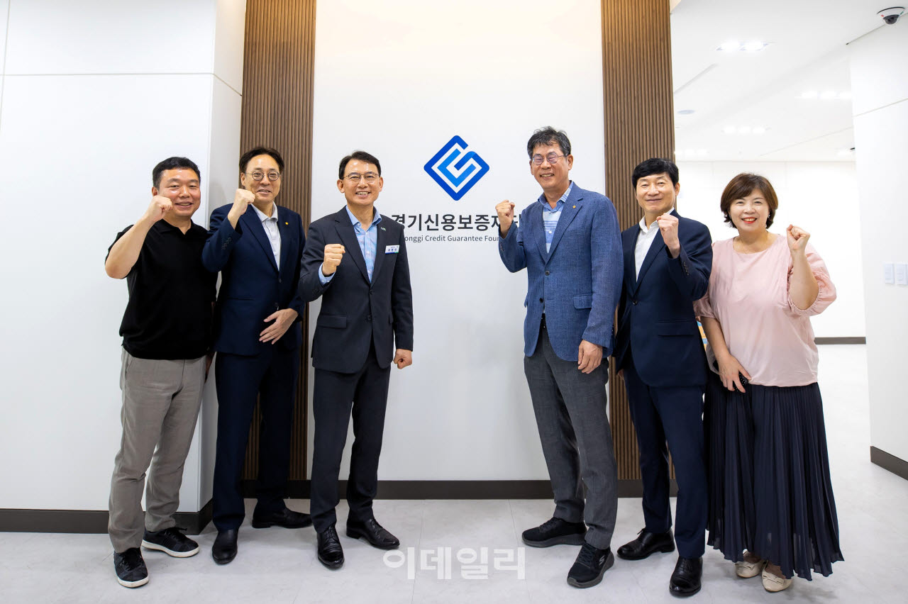 최현덕 시장(왼쪽 세번째)이 27일 일부 부서 이전을 완료한 경기신보 남양주 사무실을 찾아 관계자들과 기념촬영을 하고 있다.(사진=남양주시)