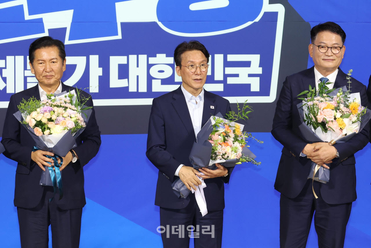 더불어민주당 당대표·최고위원 선출을 위한 예비경선 결과발표가 23일 서울 여의도 국회에서 열렸다. 본경선에 오른 정청래(왼쪽부터), 김민석, 송영길 후보가 꽃다발을 들고 있다. (사진=노진환 기자)