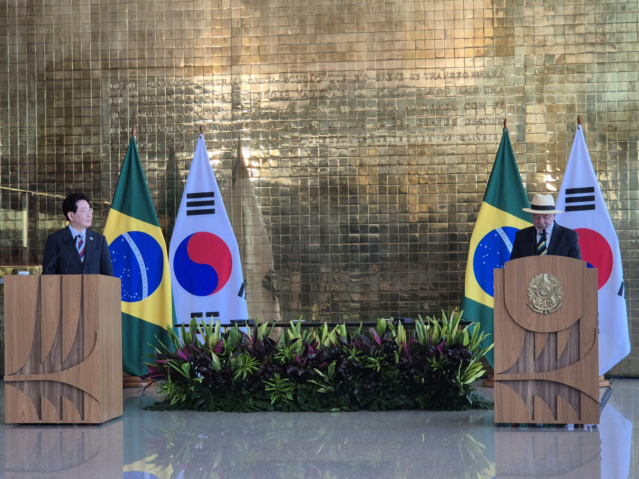 27일(현지시간) 공동언론발표 중인 룰라 브라질 대통령(사진 오른쪽)과 이재명 대통령