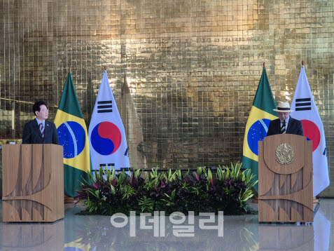 27일 언론공동발표에 나선 이재명 대통령(사진 왼쪽)과 룰라 브라질 대통령