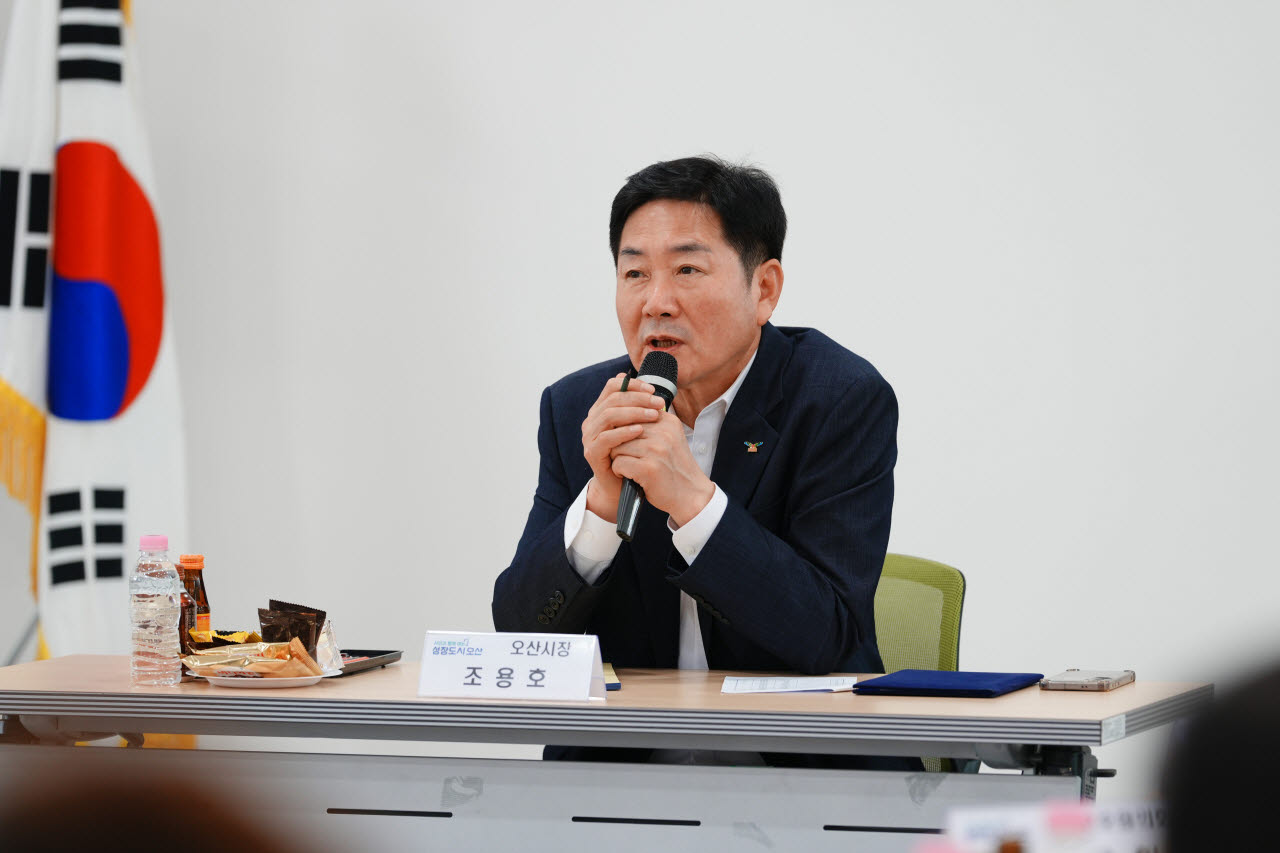 조용호 오산시장이 27일 중앙동행정복지센터에서 열린 찾아가는 이동시장실에서 인사말을 하고 있다.(사진=오산시)